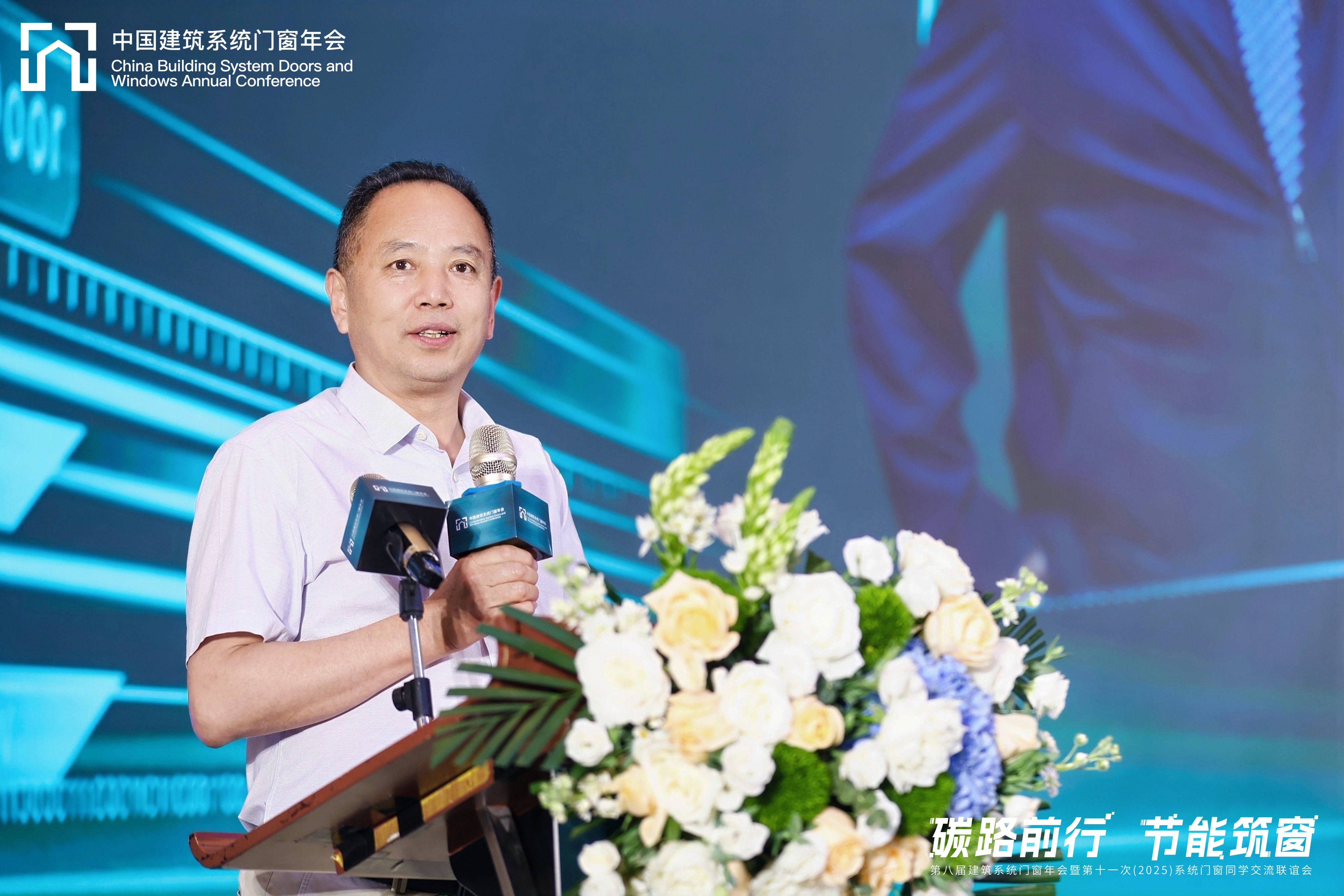 晚宴主持邓春平.jpg